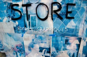 Cette photographie montre une vitrine ou un panneau d’un **store** spécialisé en **romans graphiques**. Le sujet principal est le mot "STORE" écrit en gros caractères noirs, avec "ROMAN GRAPHIQUES" en dessous.La composition est dynamique, avec des images de couvertures de livres en arrière-plan, partiellement visibles. Le cadrage est serré, centré sur le texte et les illustrations. La lumière semble naturelle, éclairant uniformément la scène. Les couleurs dominantes sont les **tons bleus et blancs**, créant une ambiance moderne et épurée. Le style est épuré et visuellement attrayant, évoquant un espace culturel et artistique.
