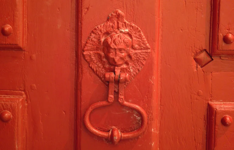 La-porte-rouge