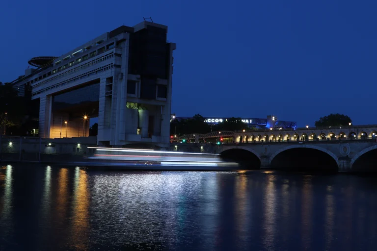 Les flots noirs du pont de Bercy
