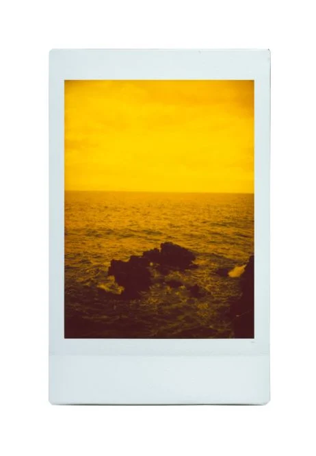 Instax mini 99 : les couleurs instantanées d’Aliocha Boi et Christopher Barraja