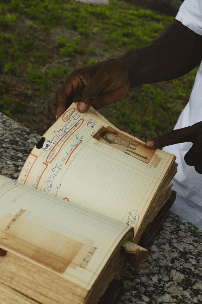 Une jeune femme montre quelque chose dans un carnet d'archives