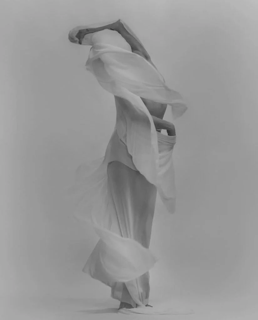 Danseuse drapée de tissu
