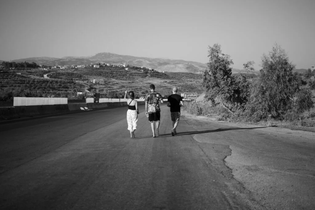 Trois amis marchent sur la route