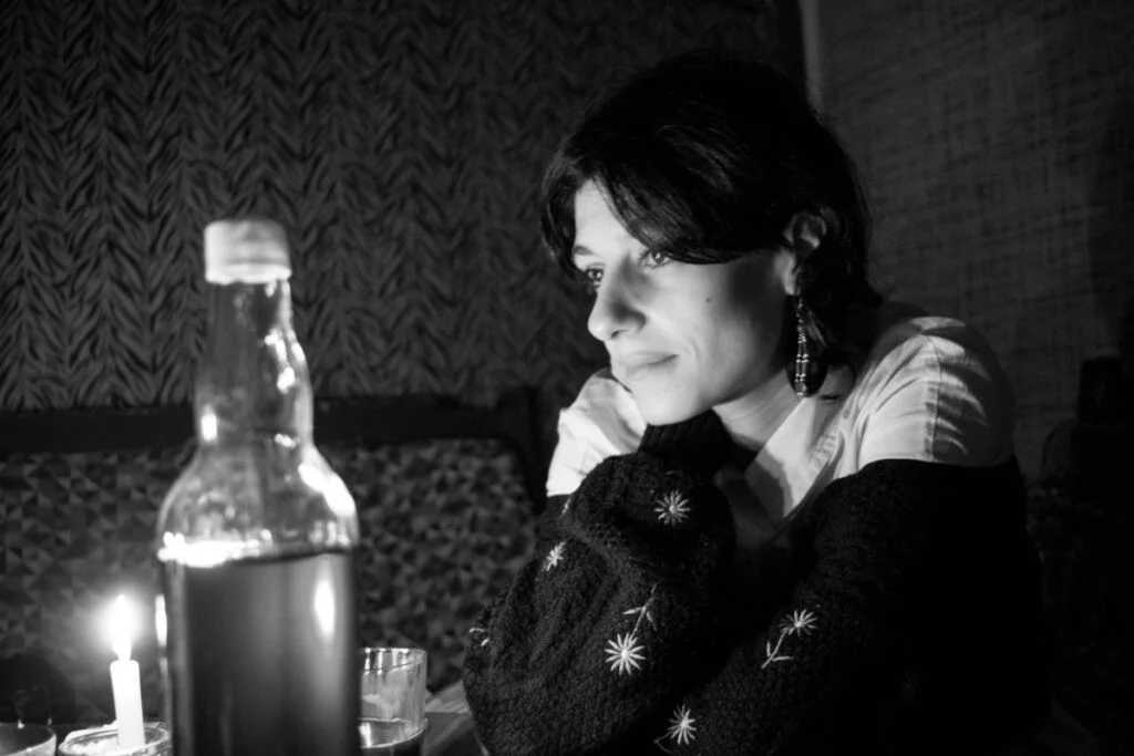 Portrait d'une femme qui regarde devant soi dans un bar