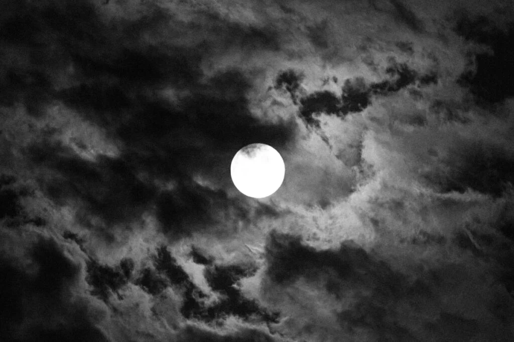 La lune couverte de nuages