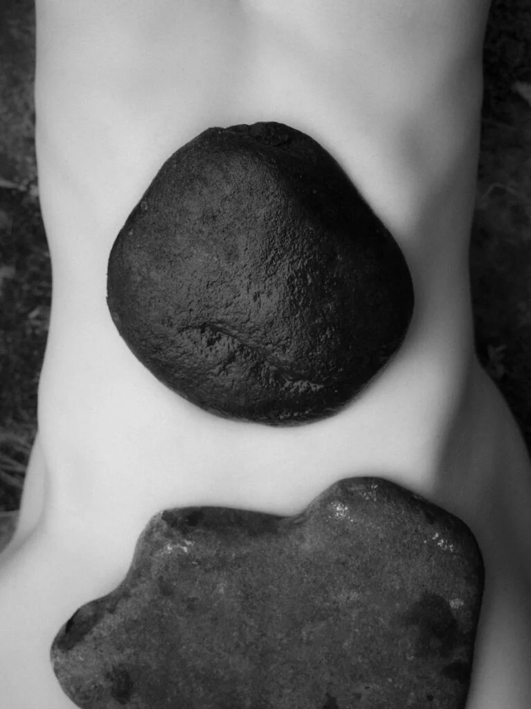 Une femme avec des pierres sur le corps