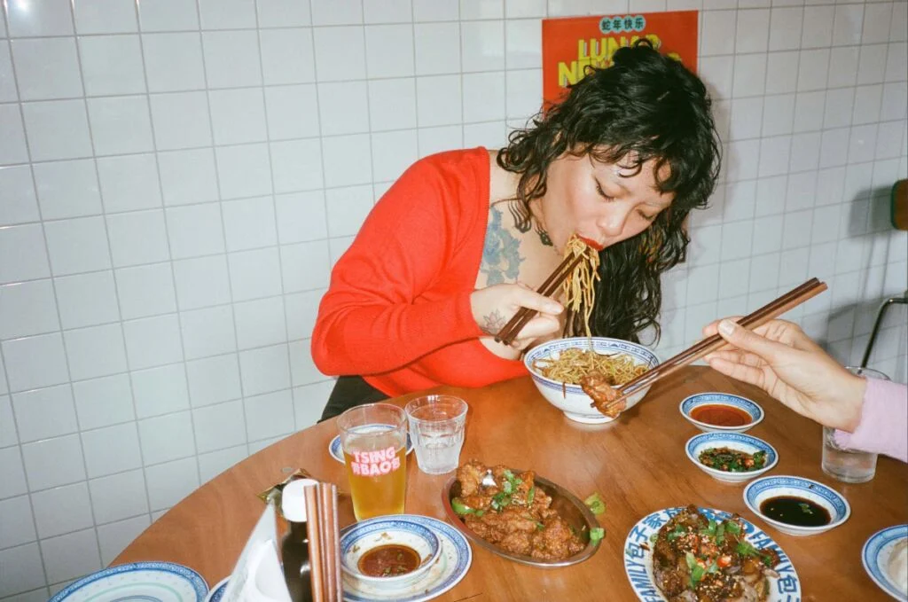 Portrait d'une femme mangeant du ramen