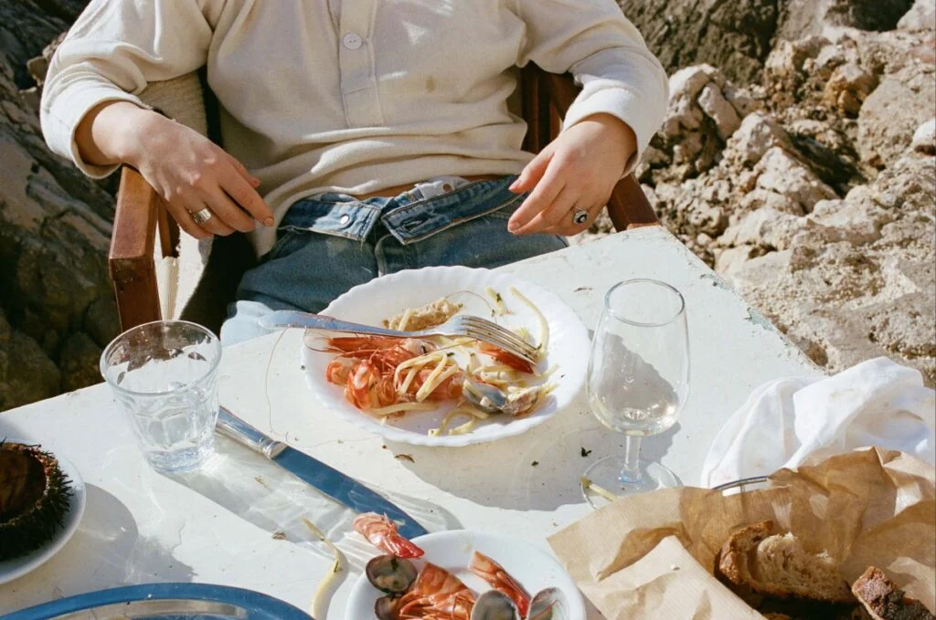 Femme qui mange devant une assiette de spaghetti