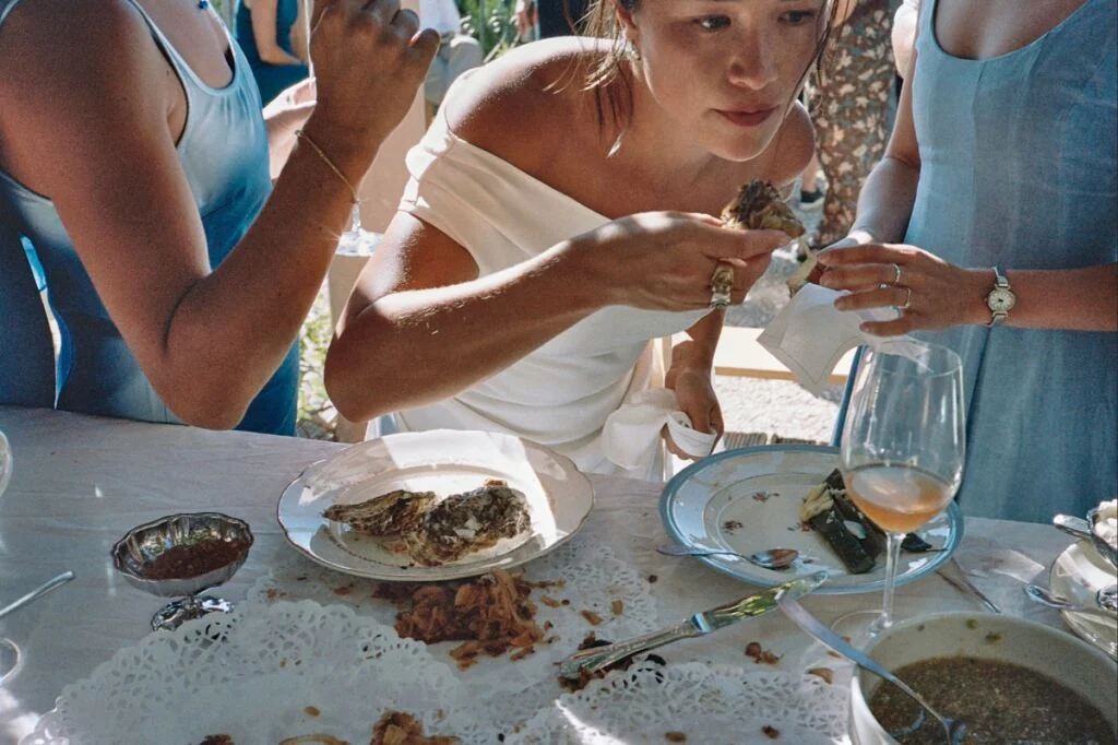 Une femme mange à un buffet