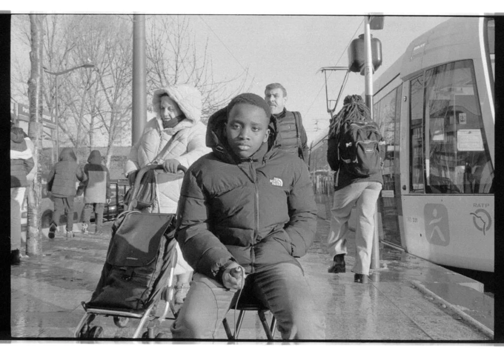 Enfant sur la place de clignancourt