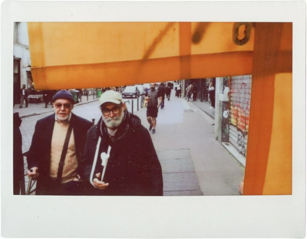 Deux personnes dans la rue