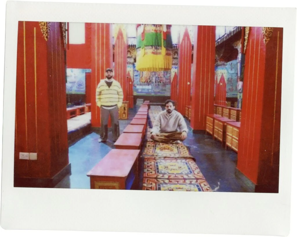Deux personnes dans un temple, au Népal