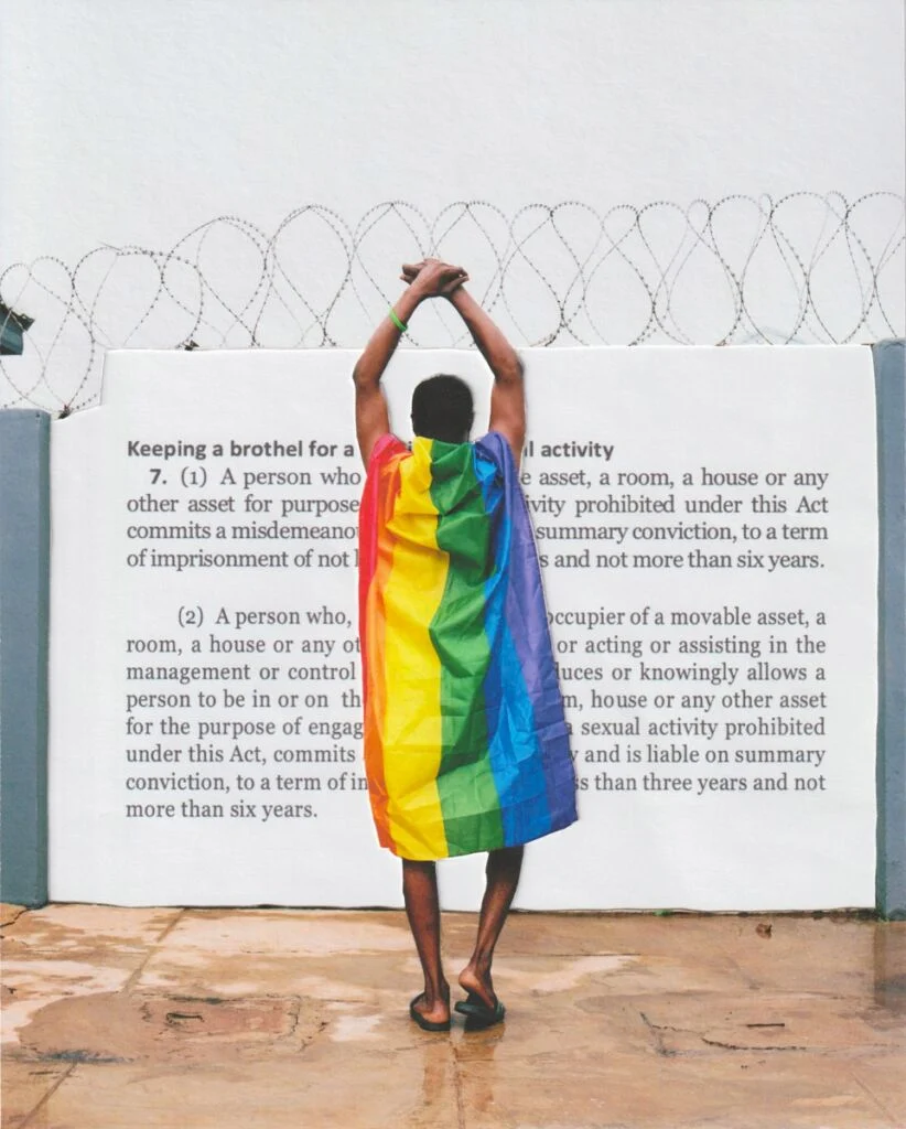 Silhouette de dos avec le drapeau LGBTQIA+ sur le dos