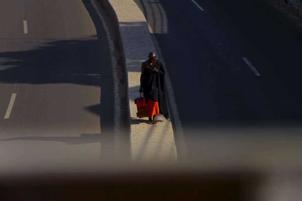 Personne marchant le long d'une route