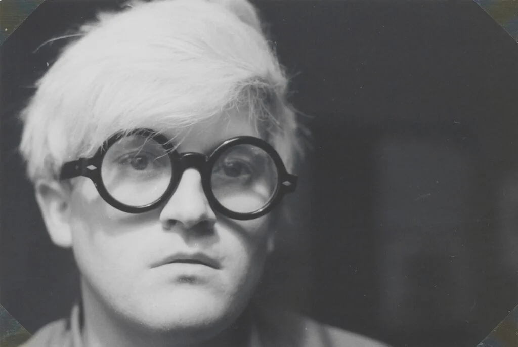 Portrait en noir et blanc de David Hockney en 1967