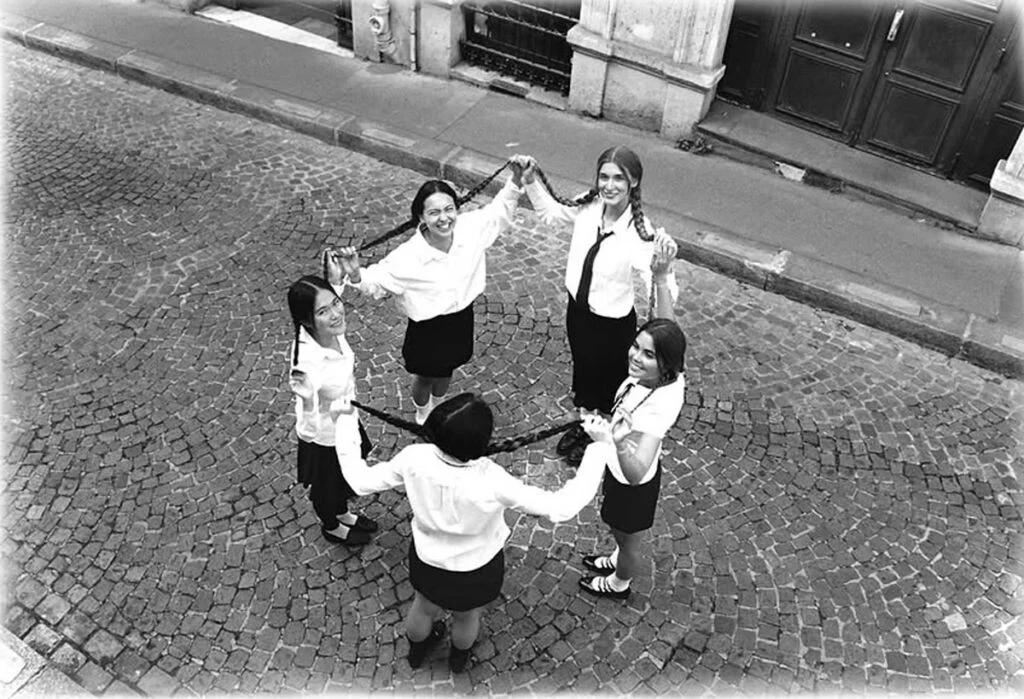Jeunes filles faisant la ronde