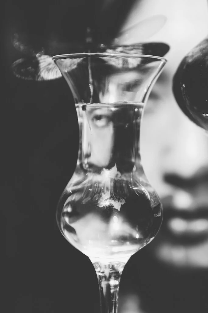 Reflet d'un visage dans un verre d'eau