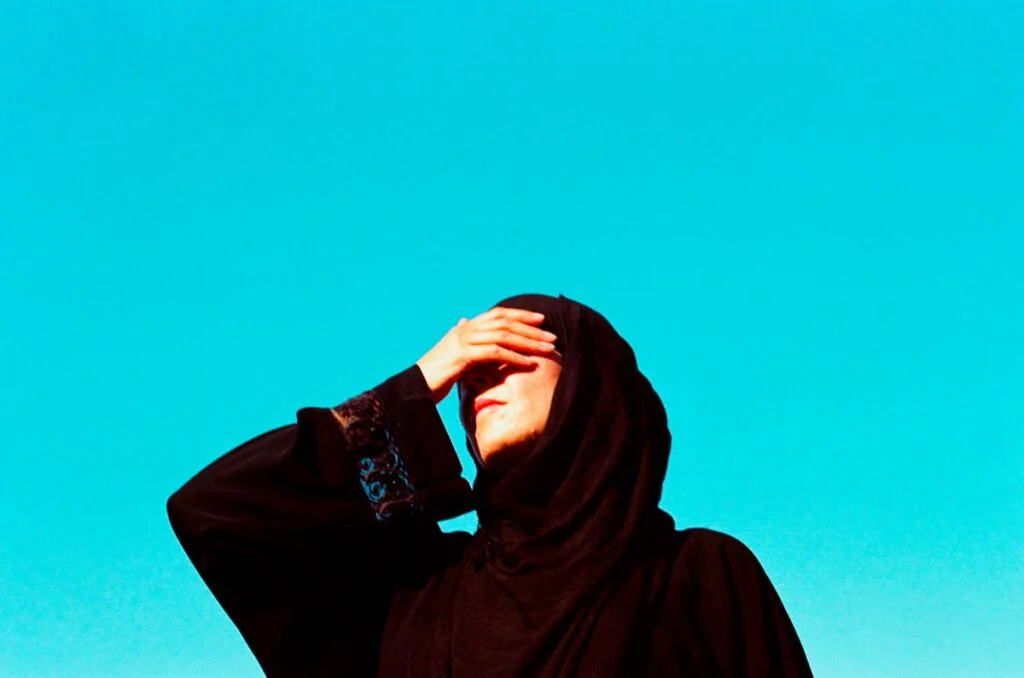 Femme sous le ciel bleu