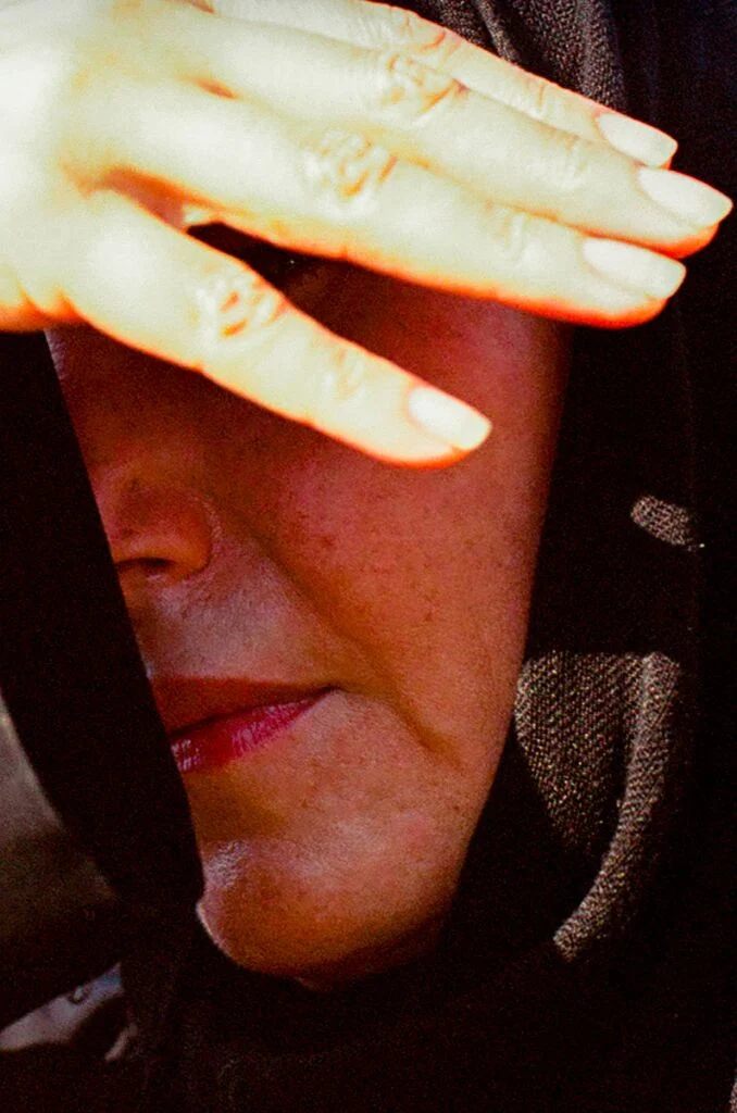 Femme se cachant le visage