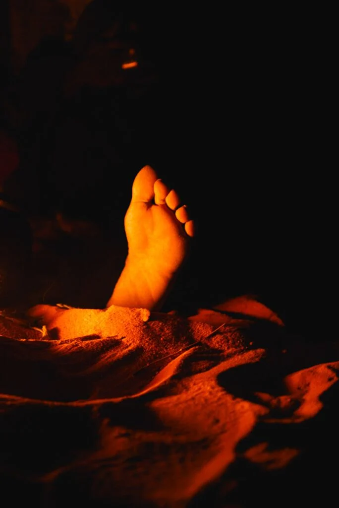 Pied éclairé d'une lumière orange