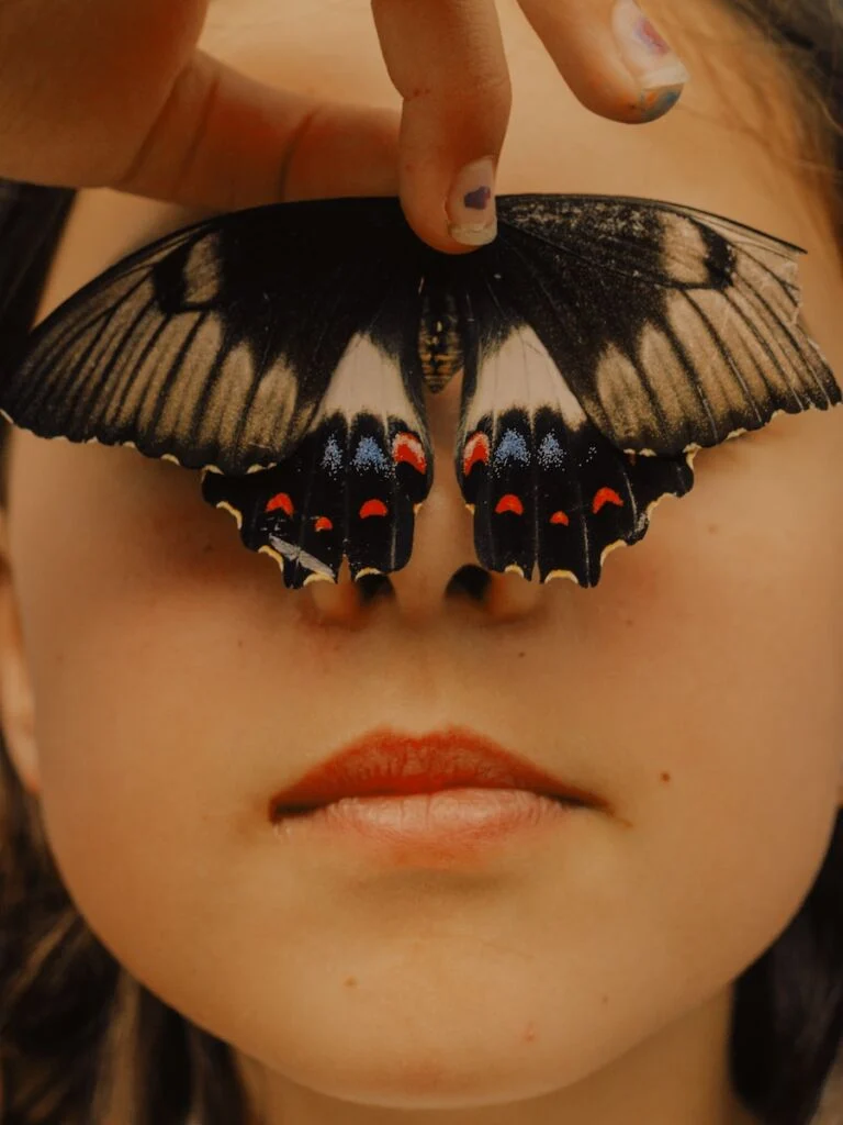 Visage enfant avec un papillon