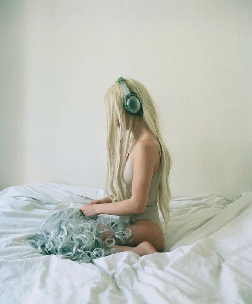 Jeune fille sur son lit