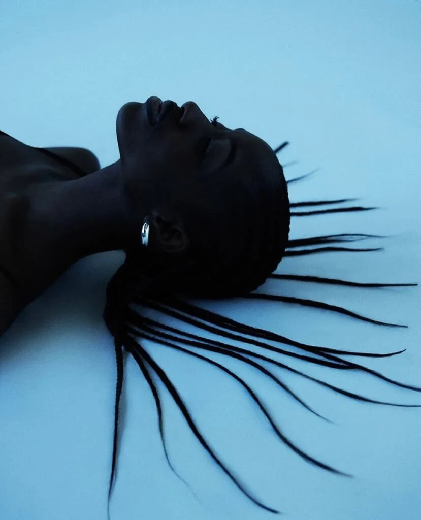 Cheveux tressés sur le sol