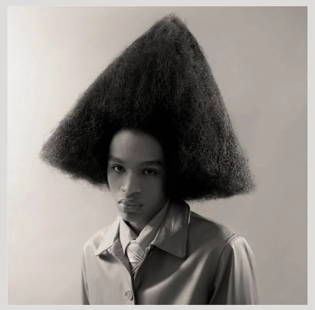 Femme aux cheveux crépus coupés en triangle