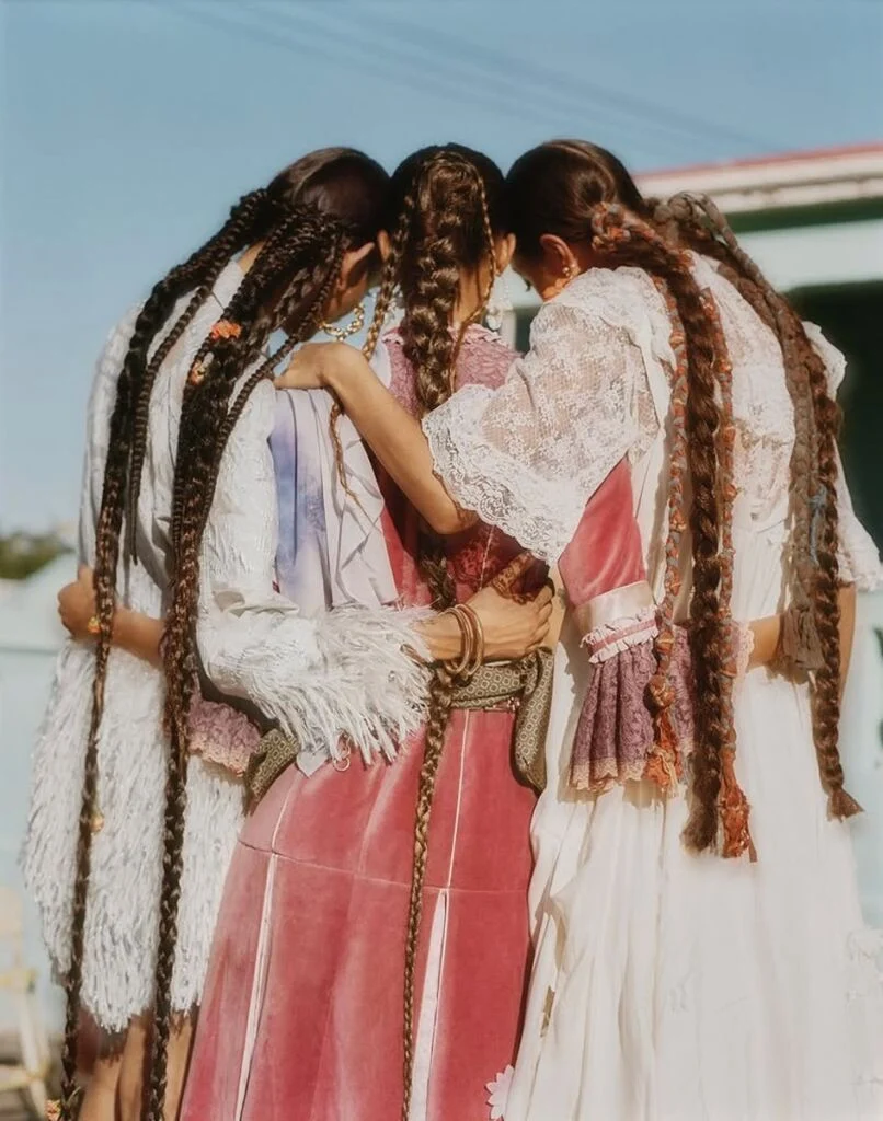 Femmes aux longs cheveux vues de dos