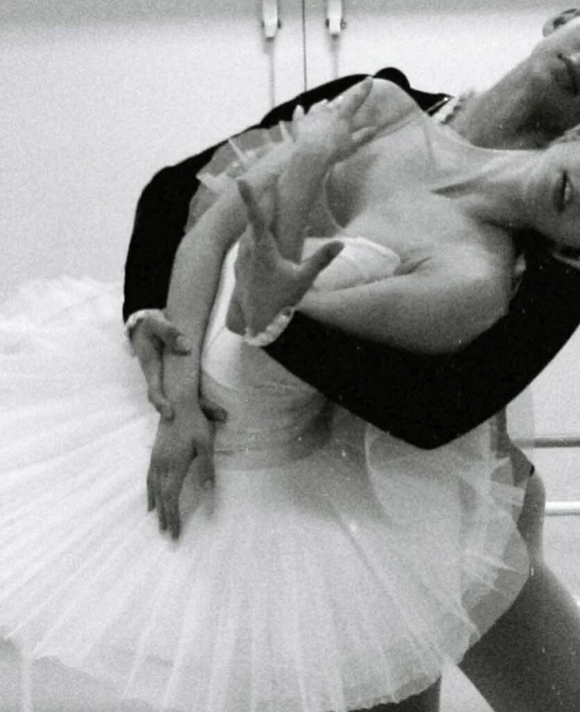 Enveloppé de bras