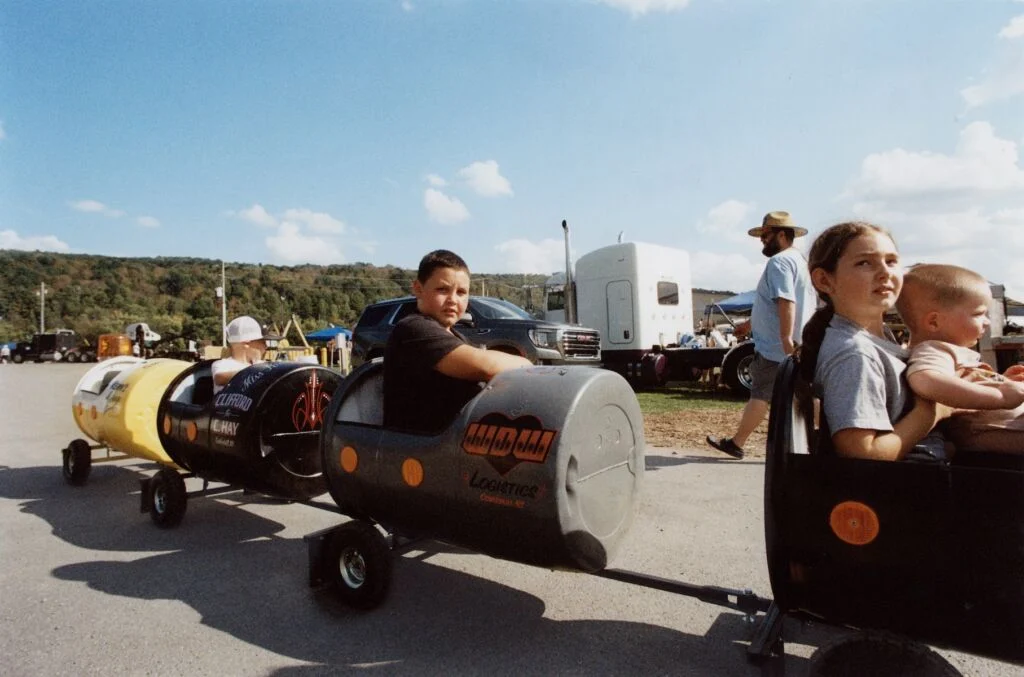 Enfant dans une voiture pour enfant