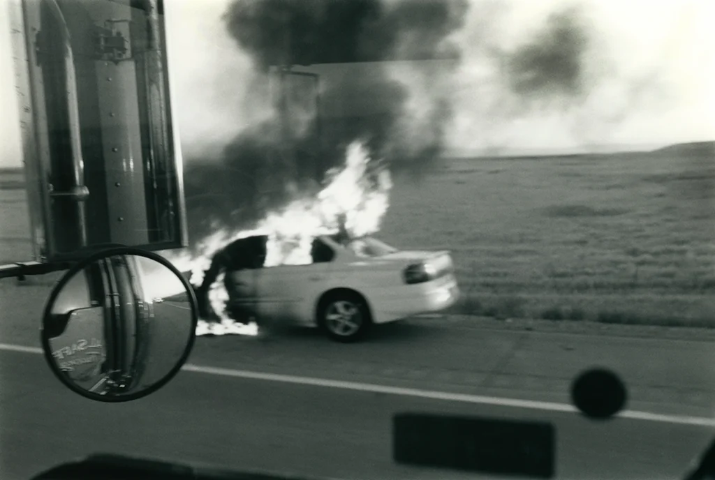 voiture en feu en bord de route