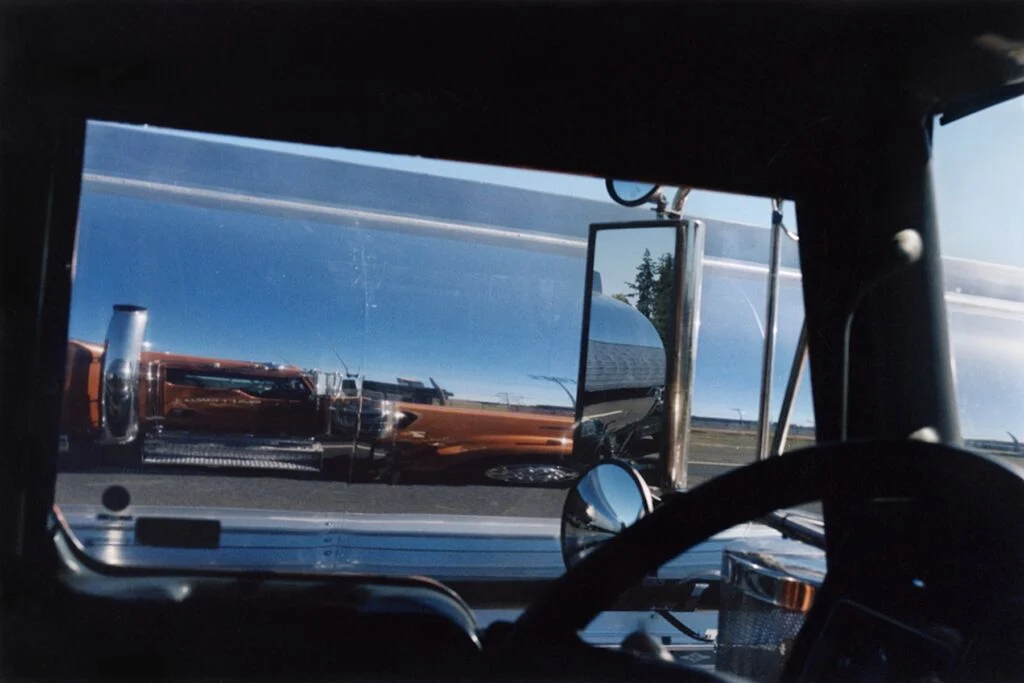 Vue de la route depuis la cabine d'un camion