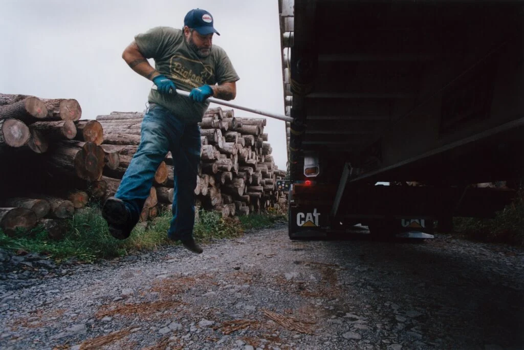 camionneurs en train d'ouvrir son coffre