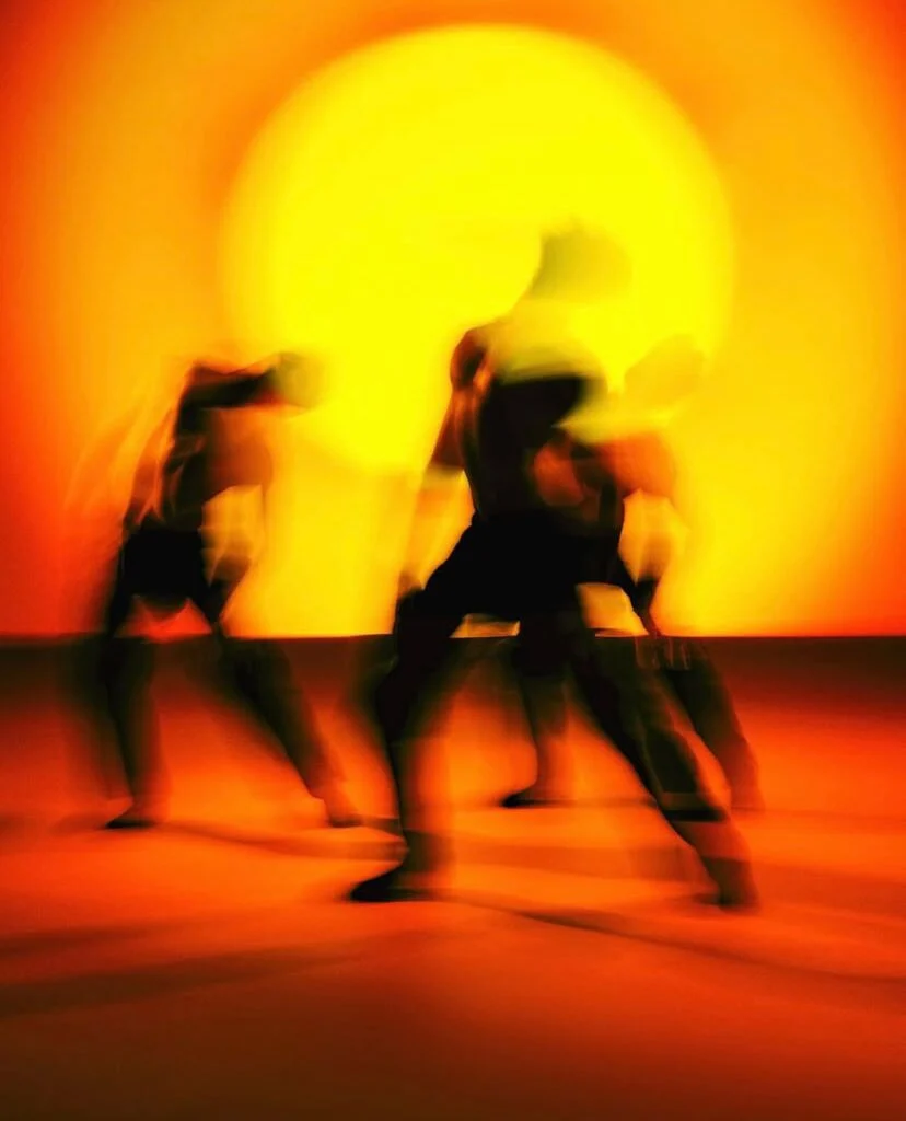 Danseurs sur fond orange