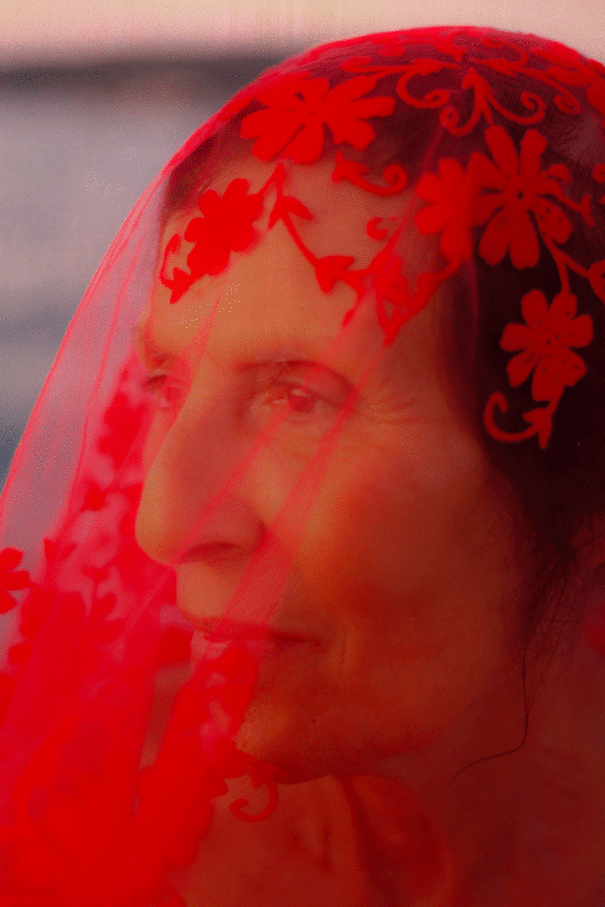 Femme couverte d'un voile rouge