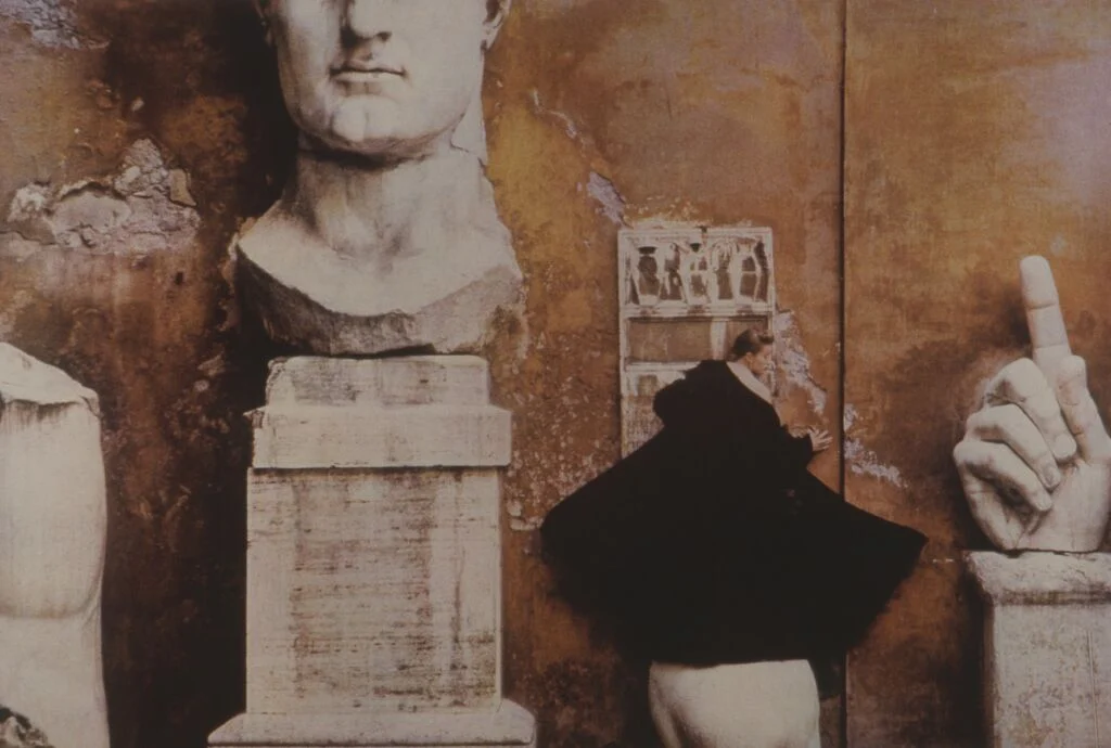 Une femme sur une statue romaine
