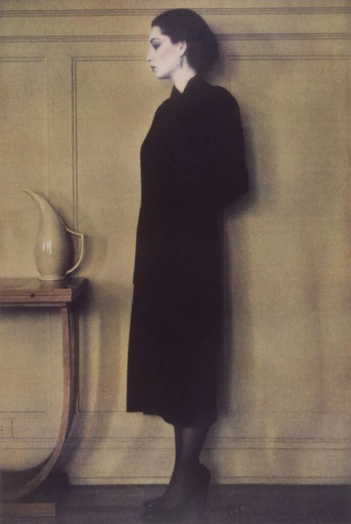 Une femme debout, le regard vague