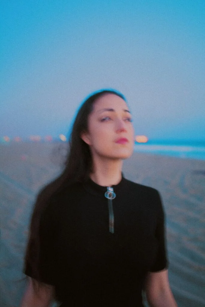 Femme devant la mer