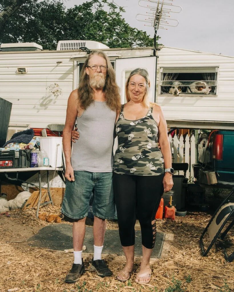 couple américain devant leur caravane