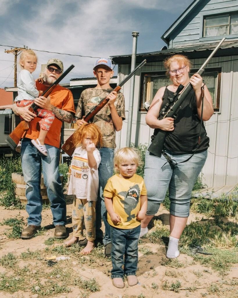 Famille américaine devant sa caravane avec des fusils