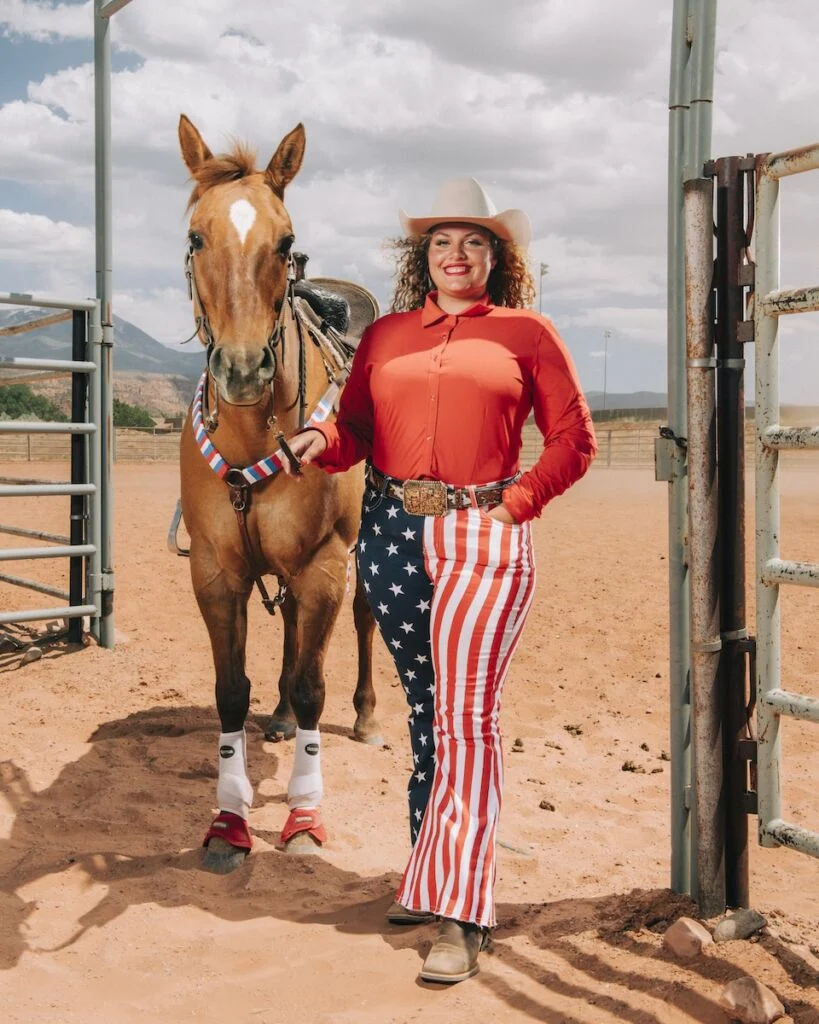 Femme américaine avec son cheval