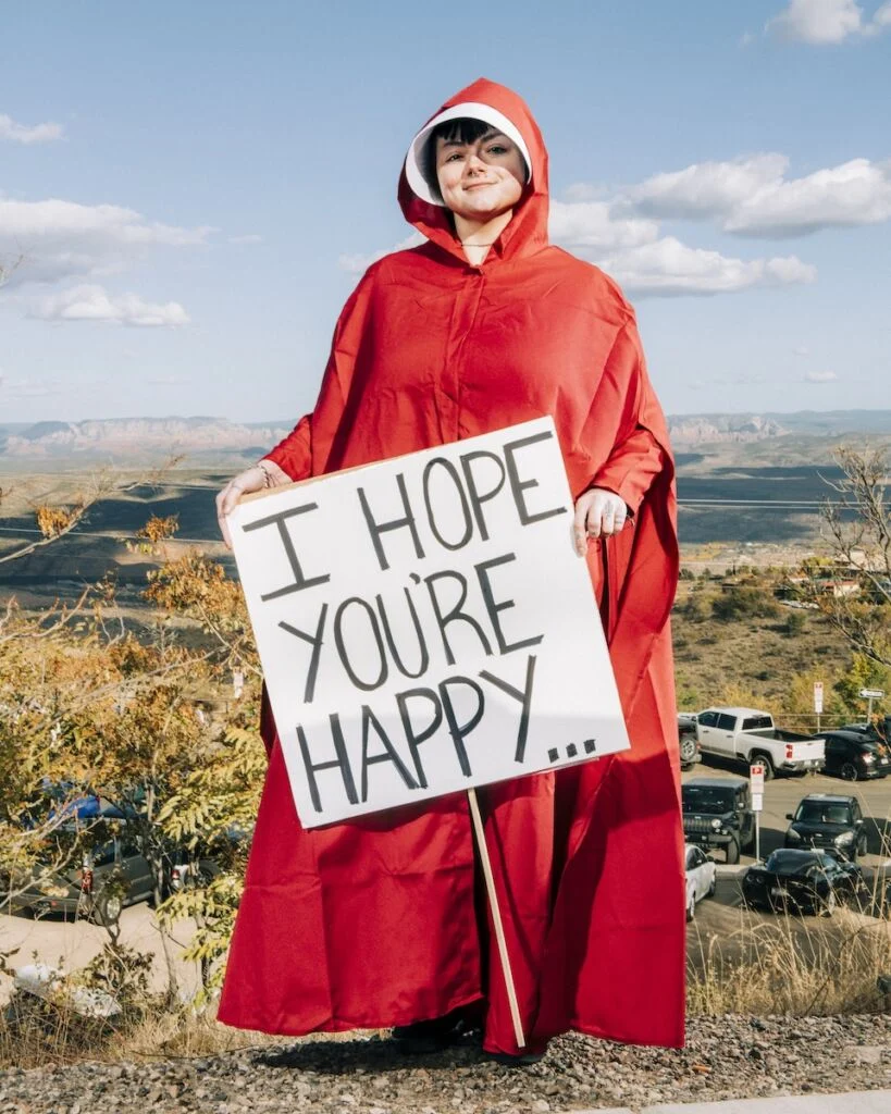 Femme déguisée en The Handmaid's Tale