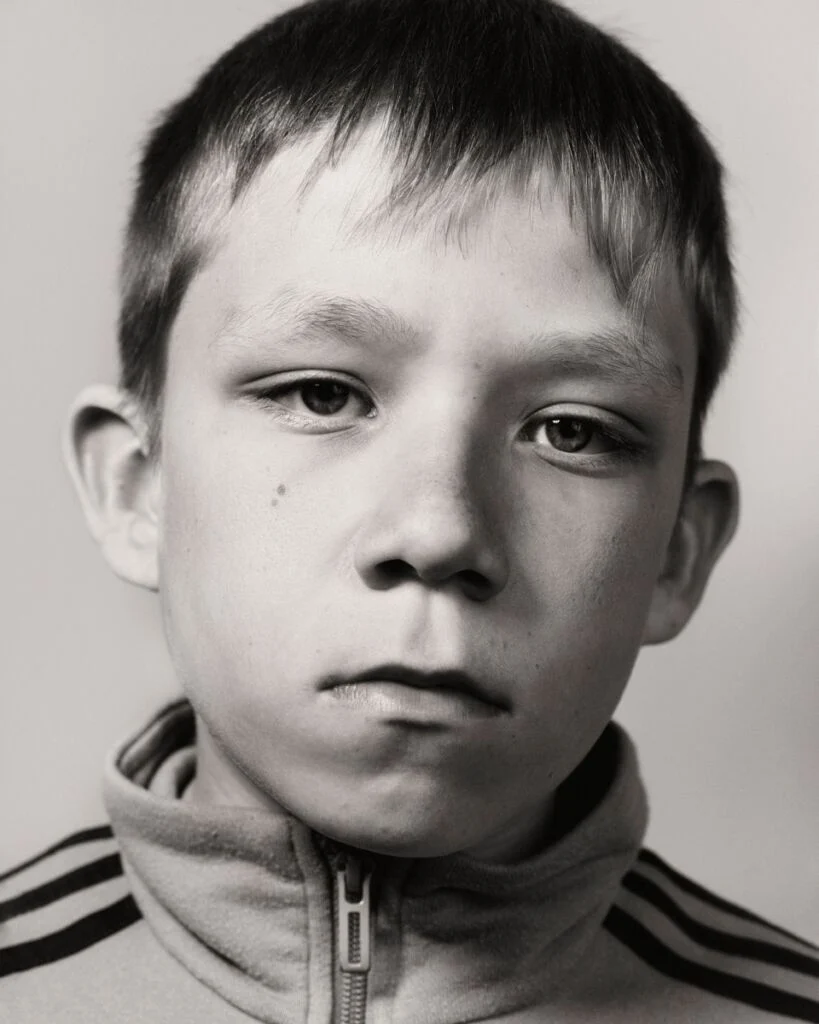 Portrait d'un adolescent en noir et blanc