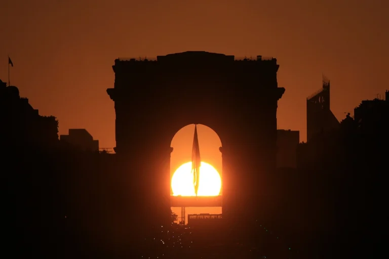 Le coucher du Soleil sous l’Arc de Triomphe du 31 juillet au 4 août 2026