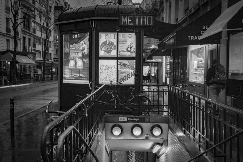 Thierry · 04/07/2025 · 3840 x 2560 Cette photographie en noir et blanc met en scène un tramway ancien, sujet principal, arrêté à un quai. La composition est symétrique, avec des lignes directrices menant vers le véhicule. Le cadrage serré isole le tramway et son environnement immédiat.La lumière, douce et contrastée, accentue les ombres et les détails métalliques. Les couleurs dominantes, bien que monochromes, jouent sur les nuances de gris, renforçant l’aspect rétro.Le style est documentaire et esthétique, évoquant une ambiance urbaine mélancolique et intemporelle, mêlant nostalgie et modernité.