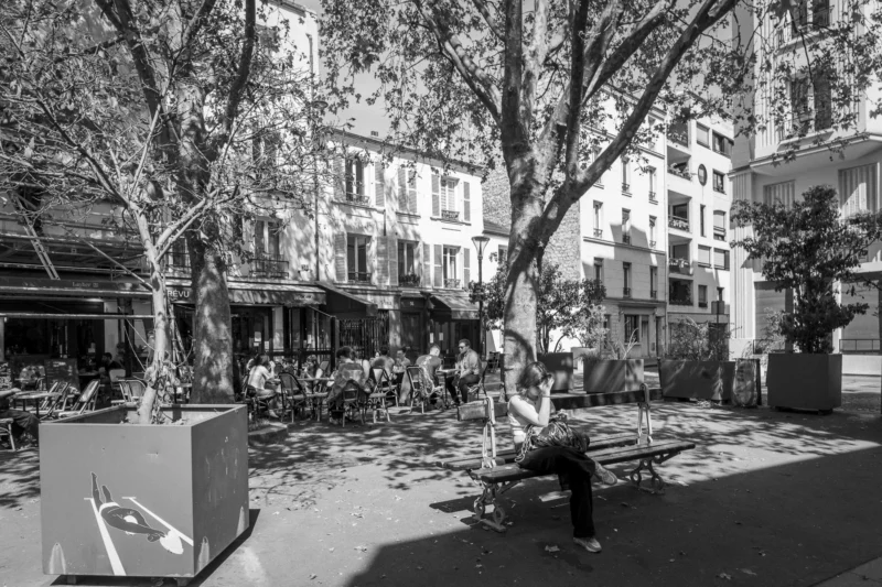 Thierry · 10/05/2024 · 3840 x 2560 Cette photographie en noir et blanc montre une scène post-désastre urbaine. Le sujet principal est un homme assis sur un trottoir dévasté, entouré de débris. La composition met en valeur les arbres déracinés et les bâtiments endommagés en arrière-plan, créant un contraste entre la nature et l'architecture.Le cadrage est large, incluant une perspective profonde. La lumière, naturelle et diffuse, accentue les ombres et les textures. Les couleurs dominantes, bien que monochromes, varient du noir au gris clair, renforçant l’ambiance mélancolique et désolante. Le style est documentaire, évoquant une atmosphère de résilience et de tragédie.