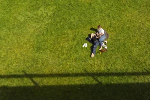 Thierry · 06/09/2025 · 3840 x 2560 Cette photographie montre deux joueurs de football au sol, en lutte pour le ballon. Le sujet principal est l'action dynamique entre les deux athlètes.La composition est centrée sur le duel, avec un cadrage serré et aérien. La lumière naturelle éclaire la scène, créant des ombres marquées sur le terrain vert. Les couleurs dominantes sont le vert vif du gazon et les tons sombres des tenues des joueurs.Le style est sportif et spontané, capturant un moment intense. L'ambiance est compétitive et énergique, typique d'un match de football.