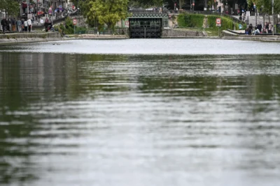 Jean-Marc · 13/09/2025 · 3840 x 2560 Cette photographie met en scène un **pont ou une passerelle** comme sujet principal, reflété dans une étendue d’eau calme. La **composition** est épurée, avec une perspective légèrement plongeante. Le **cadrage** est serré, centré sur l’eau et le reflet, excluant les détails superflus.La **lumière** semble douce et naturelle, probablement en journée, créant des reflets nets. Les **couleurs dominantes** sont des tons verts (végétation) et gris-bleutés (eau et ciel). Le style est **minimaliste et contemplatif**, évoquant une **ambiance paisible et presque mélancolique**.
