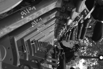 Gard · 13/09/2025 · 4496 x 3000 Cette photographie en noir et blanc montre une machine industrielle en action, probablement une scie mécanique ou un système de découpe. Le sujet principal est le mécanisme métallique en mouvement, avec des éclats de matériau projetés.La composition met en valeur les détails techniques et la précision mécanique. Le cadrage serré accentue les textures et les mouvements dynamiques. La lumière, bien que contrastée, révèle les contours nets des pièces métalliques. Les couleurs dominantes sont les nuances de gris, renforçant l’aspect industriel et brut.Le style est documentaire et technique, évoquant une ambiance de travail intense et mécanique.